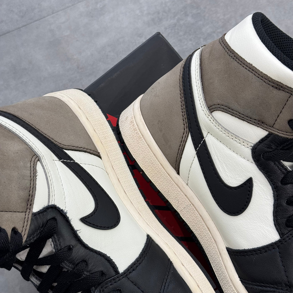 Air Jordan 1 Retro High Dark Mocha (41) - Usado