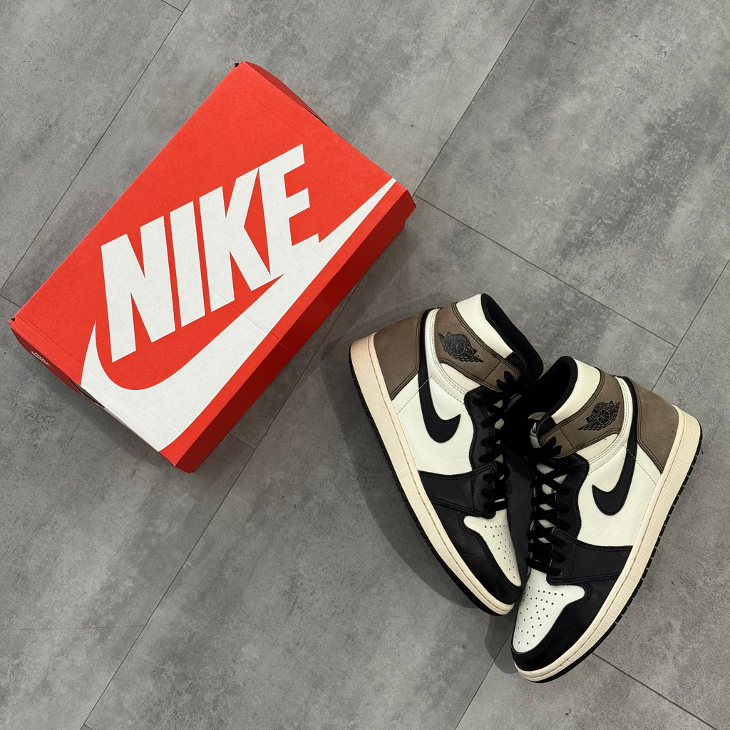 Air Jordan 1 Retro High Dark Mocha (43) - Usado