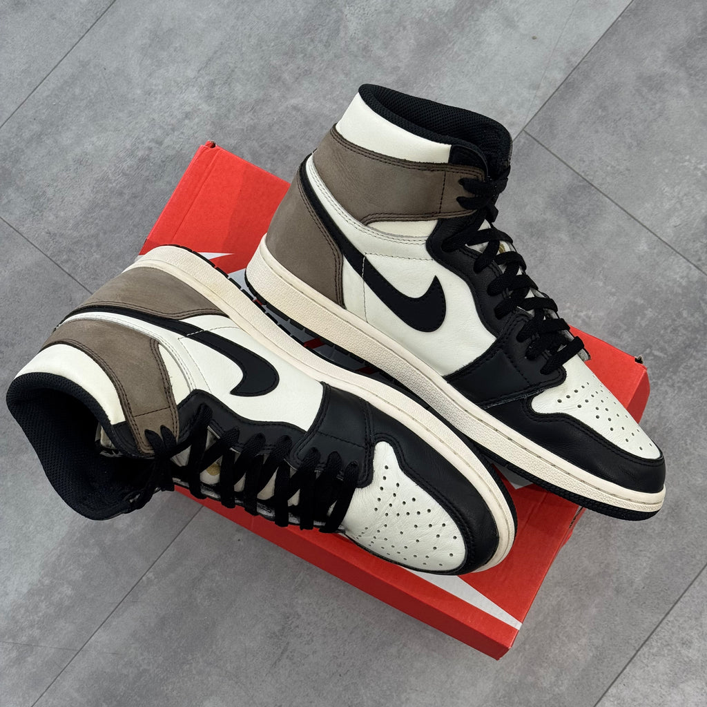 Air Jordan 1 Retro High Dark Mocha (43) - Usado