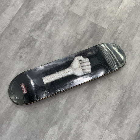 Supreme Fist Skateboard Deck Black  – sneaker autêntico da CollectKicks