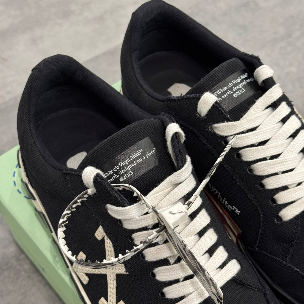 OFF-WHITE Vulc Low Black White Arrow