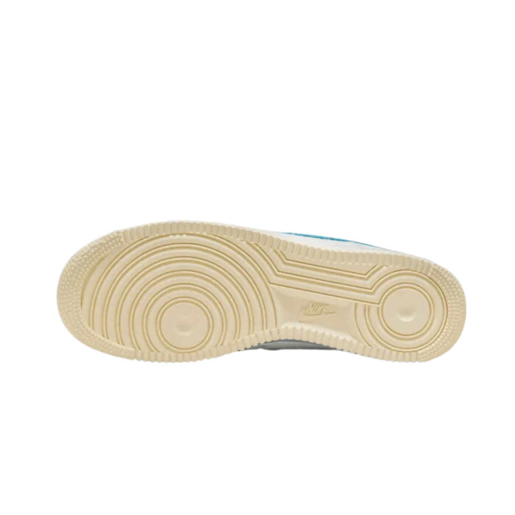 Nike Air Force 1 Low SP Undefeated 5 On It Dunk vs. AF1 sole