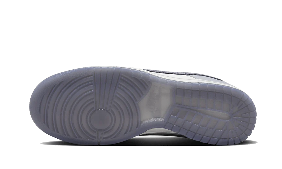 Nike Dunk Low SE Light Carbon sole