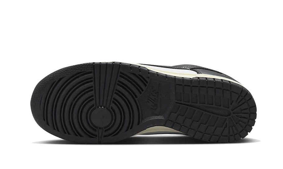 Nike Dunk Low Vintage Panda sole