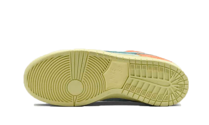Nike SB Dunk Low Orange Emerald Rise sole
