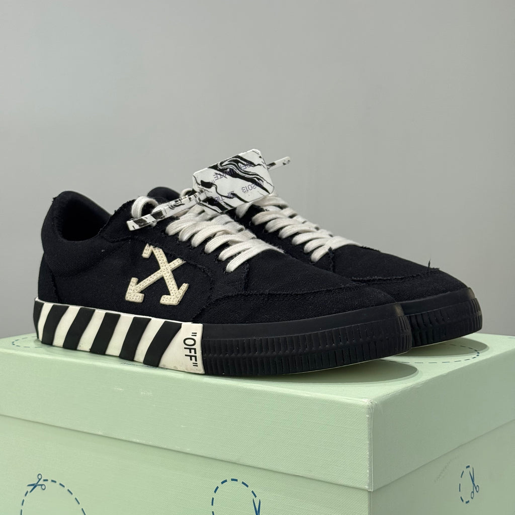 OFF-WHITE Vulc Low Black White Arrow (43) - Usado