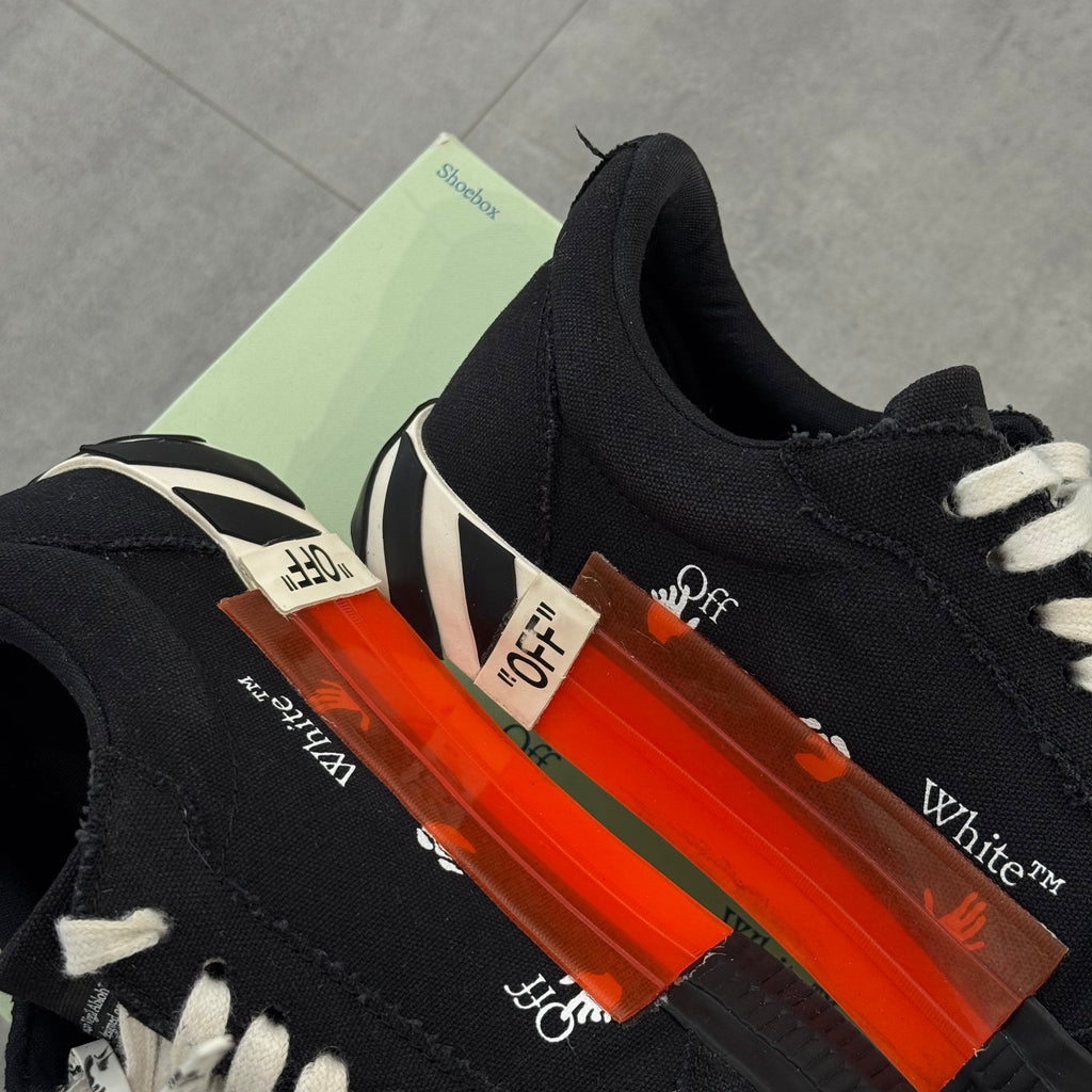 OFF-WHITE Vulc Low Black White Arrow (43) - Usado