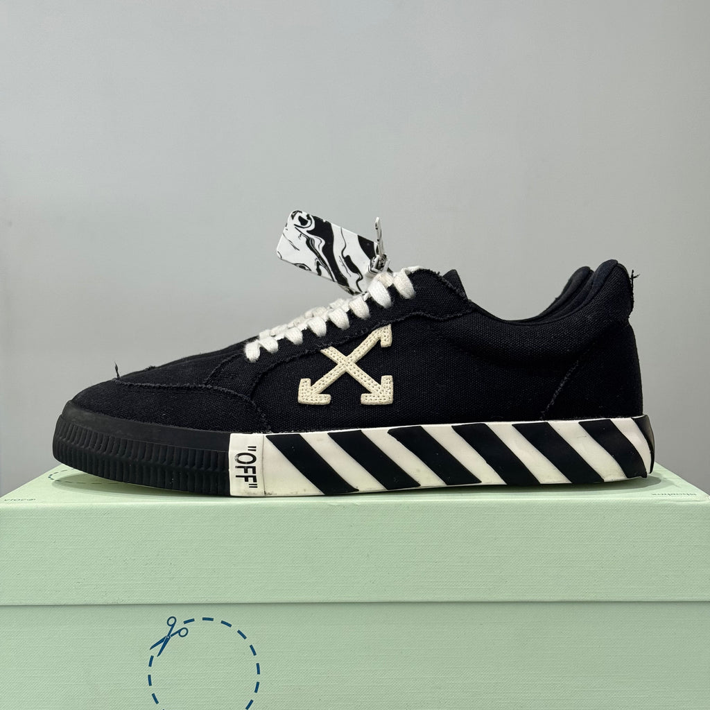 OFF-WHITE Vulc Low Black White Arrow (43) - Usado