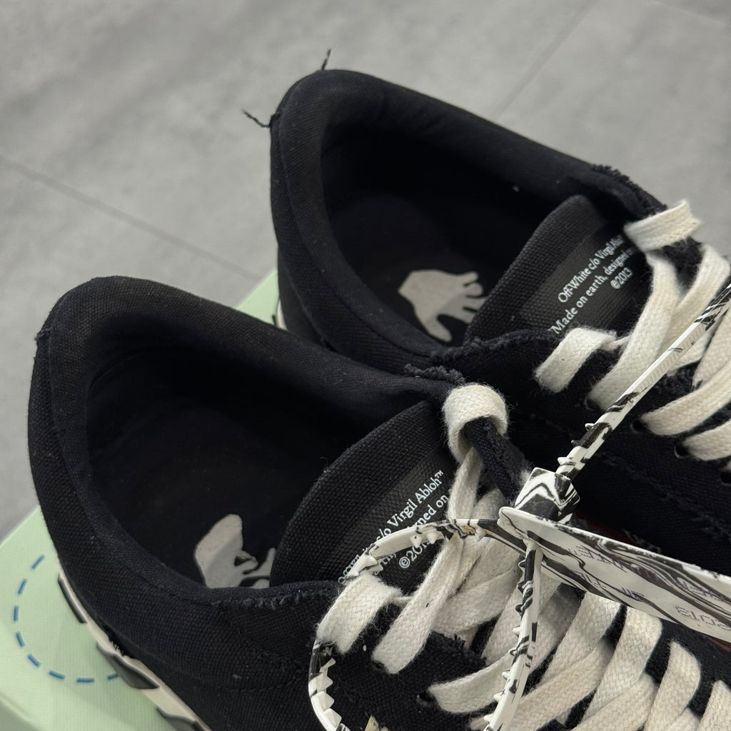 OFF-WHITE Vulc Low Black White Arrow (43) - Usado
