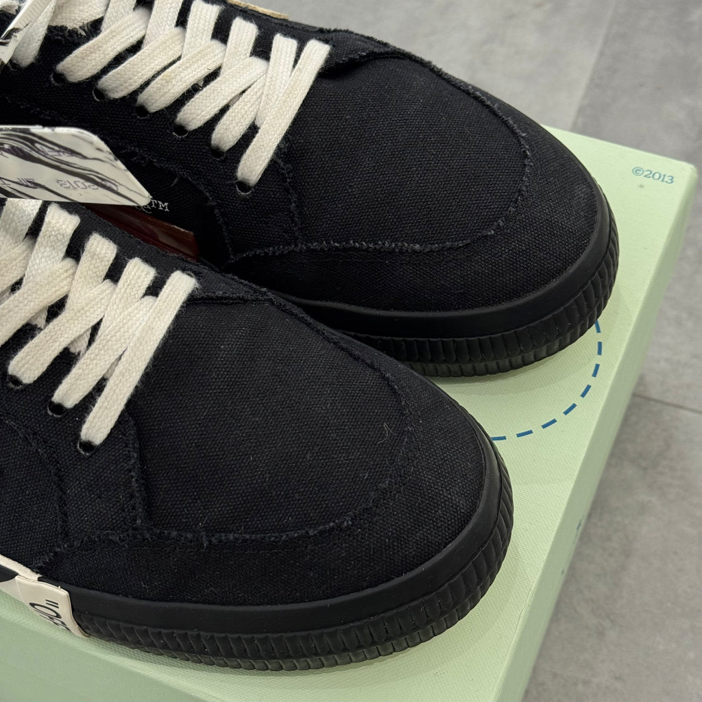 OFF-WHITE Vulc Low Black White Arrow (43) - Usado