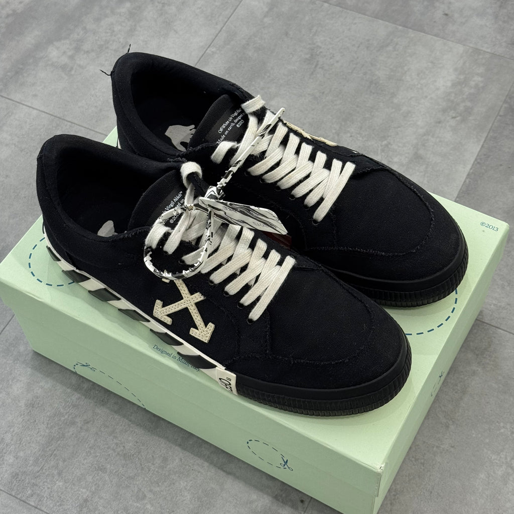 OFF-WHITE Vulc Low Black White Arrow (43) - Usado