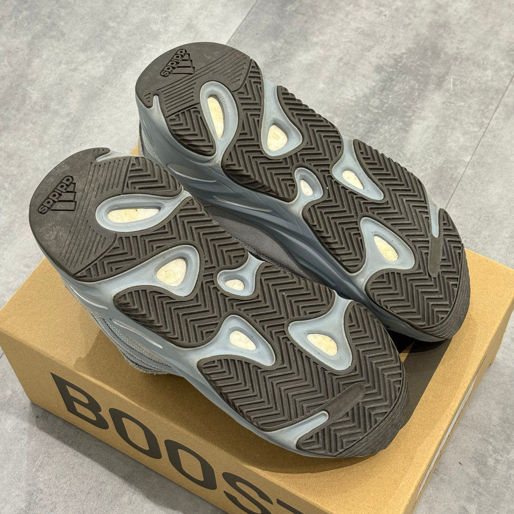 Yeezy Boost 700 V2 Hospital Blue - sneakers Usado CollectKicks