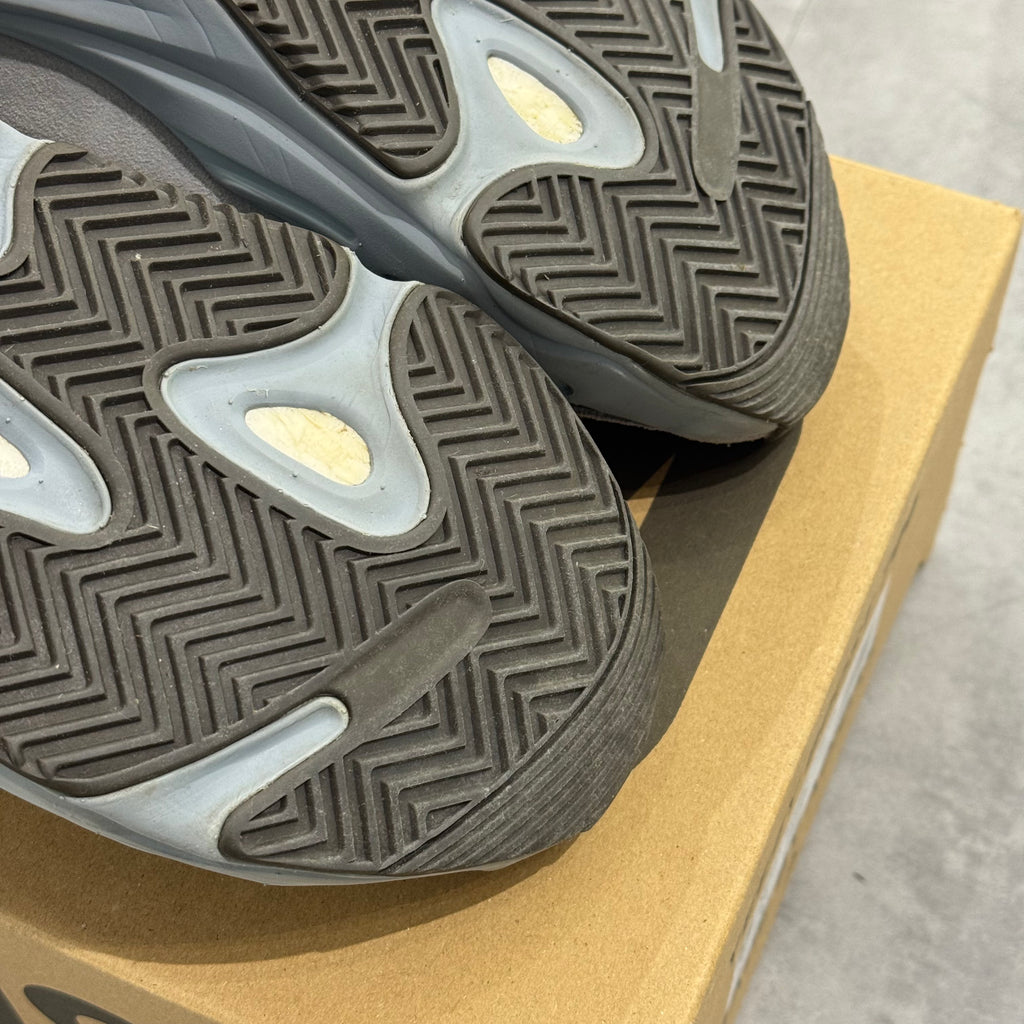 Yeezy Boost 700 V2 Hospital Blue - sneakers Usado CollectKicks