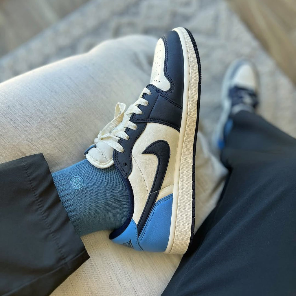 Air Jordan 1 Low OG Obsidian UNC  – sneaker autêntico da CollectKicks