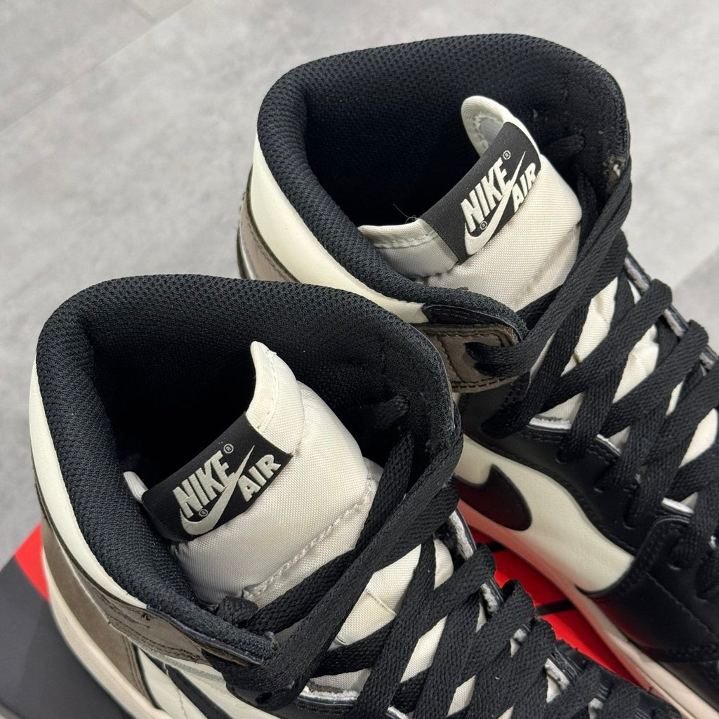 Air Jordan 1 Retro High Dark Mocha (43) - Usado  – sneaker autêntico da CollectKicks