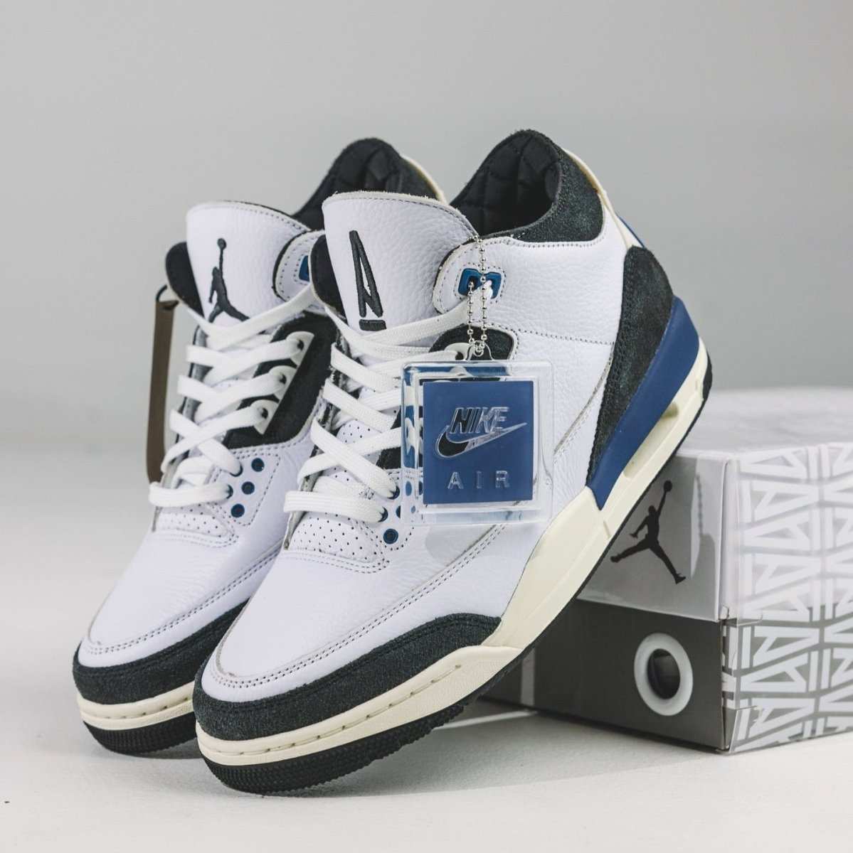 Size 9 - A Ma Maniére x Air Jordan 3 Retro OG SP Diffused Blue HV8571-100 The A Ma Maniere x Air Jordan 3 Retro OG SP Diffused Blue  main image 4