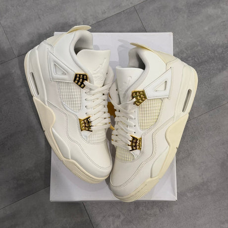 Air Jordan 4 Sail Metallic Gold (42.5) - NOVO  – sneaker autêntico da CollectKicks