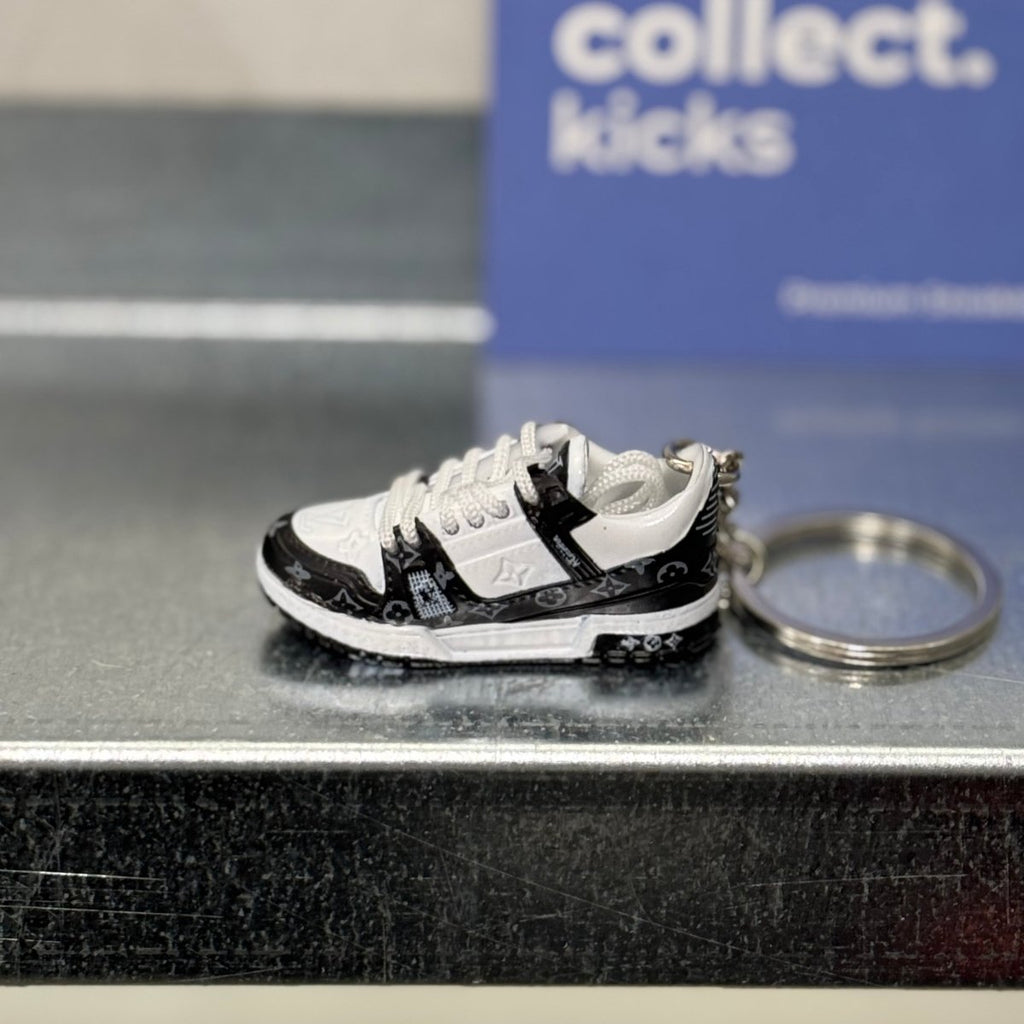 Keychain - LV Trainer Monogram  – sneaker autêntico da CollectKicks
