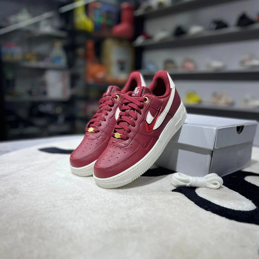 Nike Air Force 1 Low '07 Premium History Of Logos Team Red  – sneaker autêntico da CollectKicks