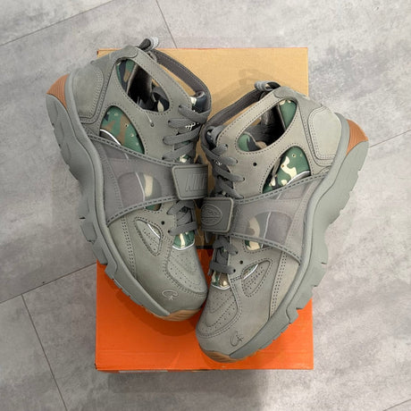 Nike Air Trainer Huarache Corteiz Gully Grey (42) - NOVO  – sneaker autêntico da CollectKicks