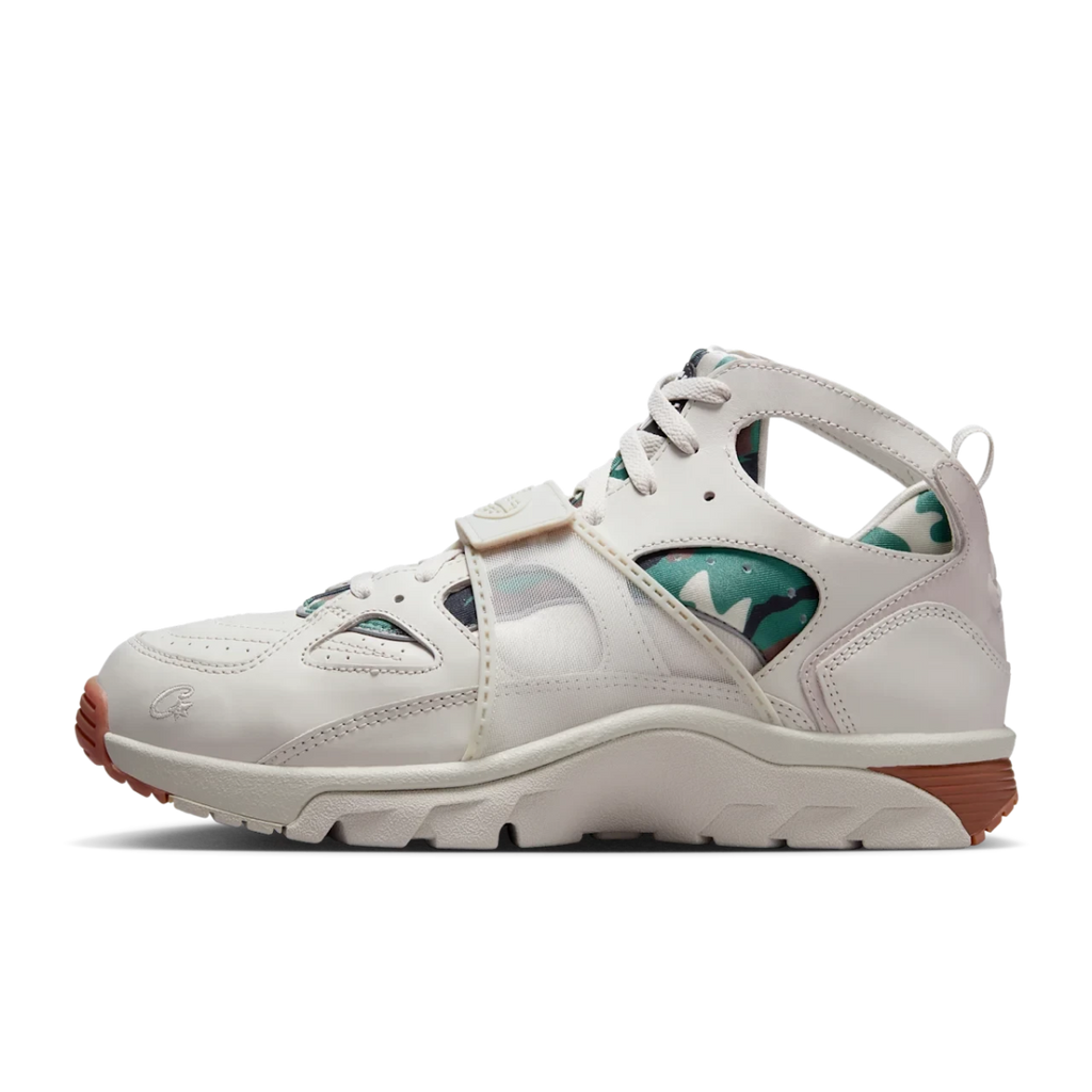 Nike Air Trainer Huarache Corteiz Light Bone  – sneaker autêntico da CollectKicks