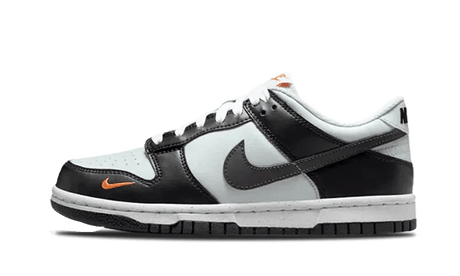 Nike Dunk Low Black Total Orange Mini Swoosh  – sneaker autêntico da CollectKicks