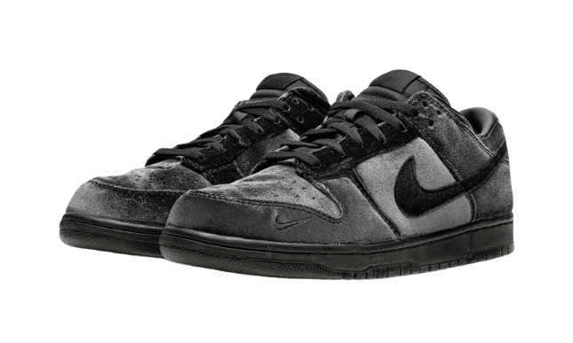 Nike Dunk Low Dover Street Market Triple Black Velvet  – sneaker autêntico da CollectKicks