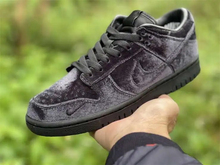 Nike Dunk Low Dover Street Market Triple Black Velvet  – sneaker autêntico da CollectKicks
