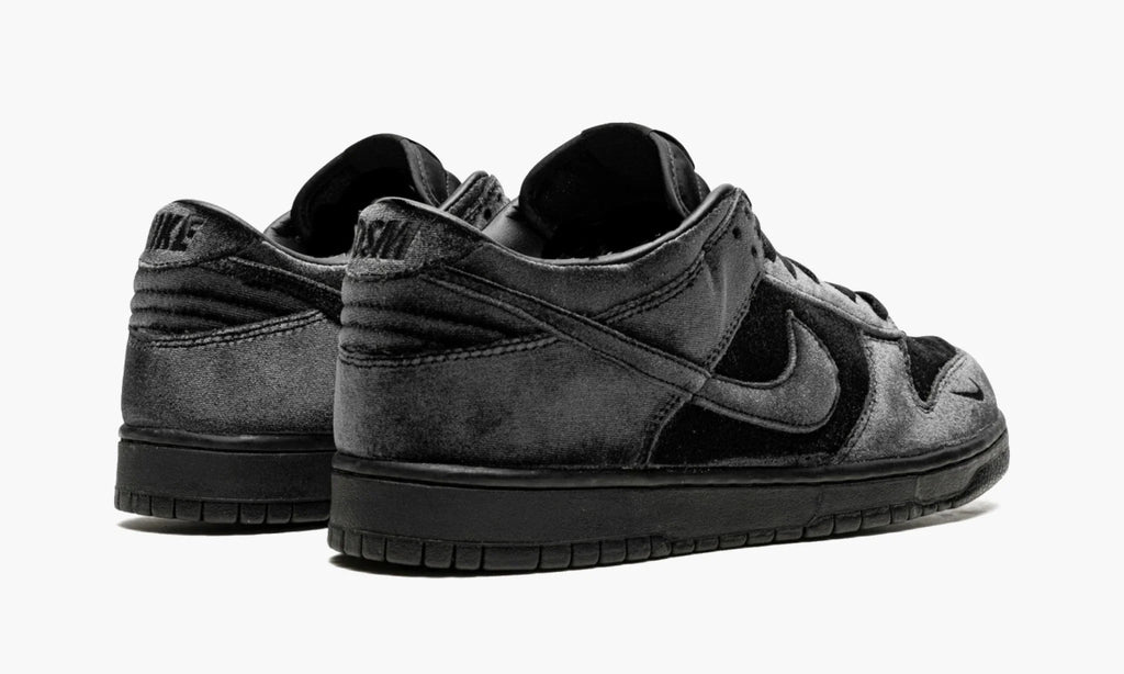 Nike Dunk Low Dover Street Market Triple Black Velvet  – sneaker autêntico da CollectKicks