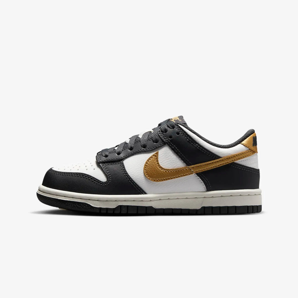 Nike Dunk Low Summit White Metallic Gold  – sneaker autêntico da CollectKicks