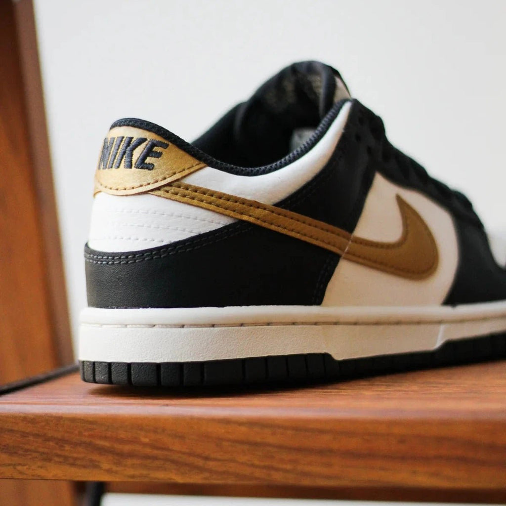 Nike Dunk Low Summit White Metallic Gold  – sneaker autêntico da CollectKicks