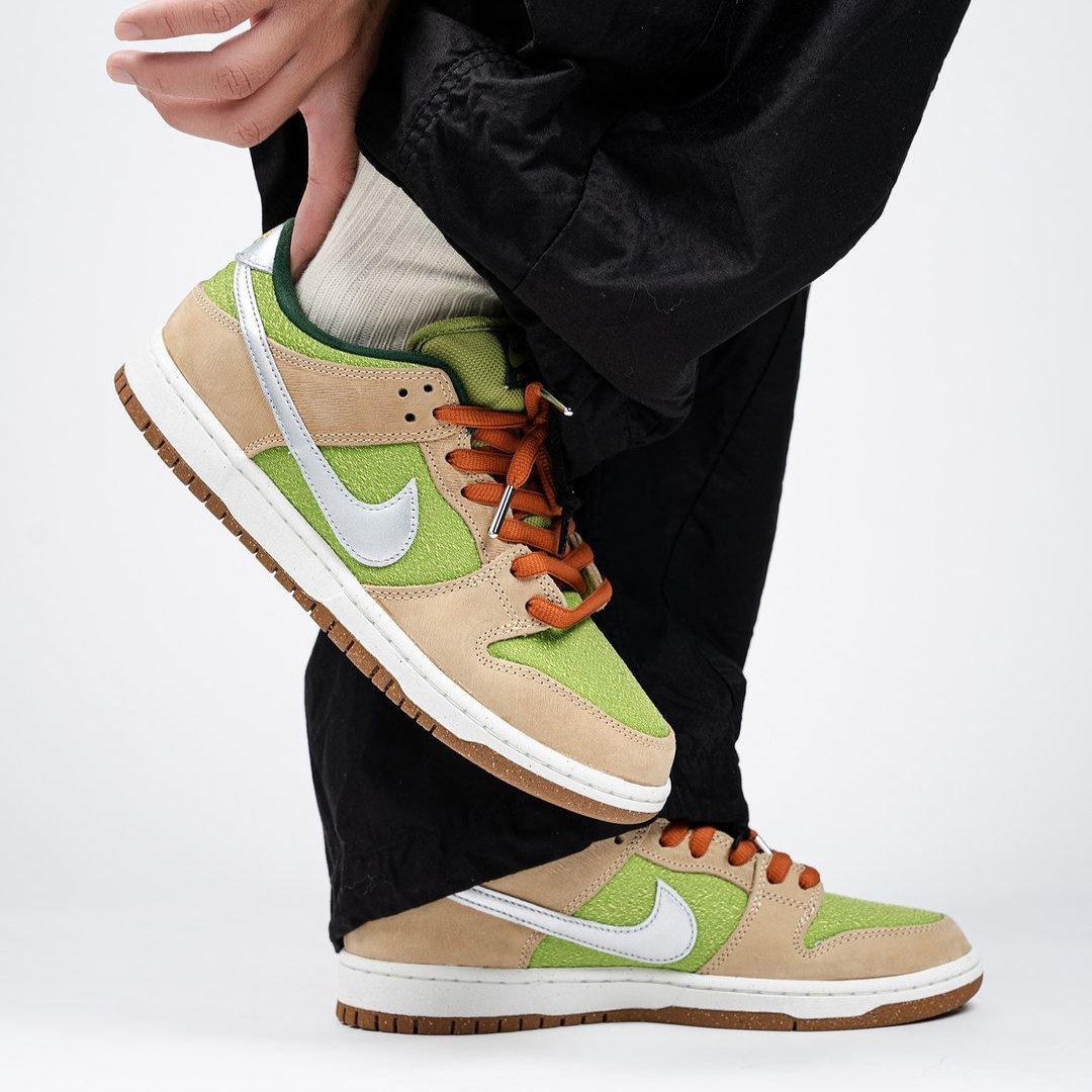 dusty olive dunk low on feet