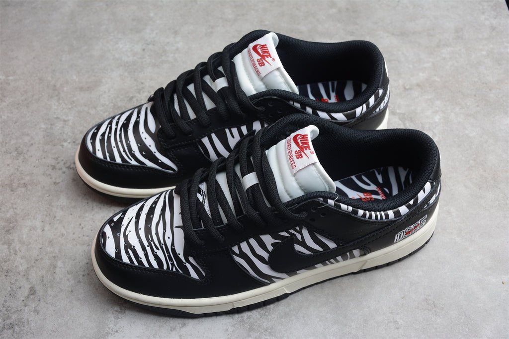 Nike SB Dunk Low OG QS Quartersnacks Zebra  – sneaker autêntico da CollectKicks