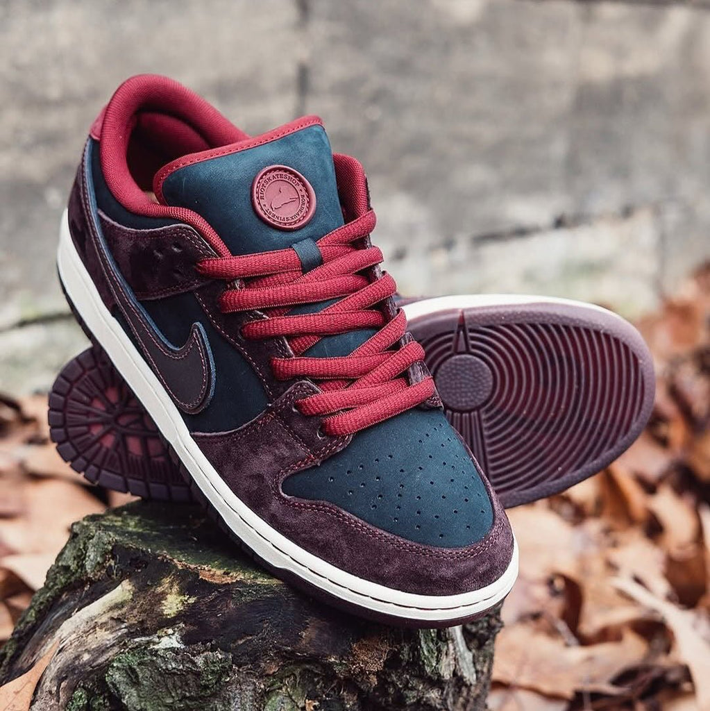 Nike SB Dunk Low Riot Skateshop  – sneaker autêntico da CollectKicks