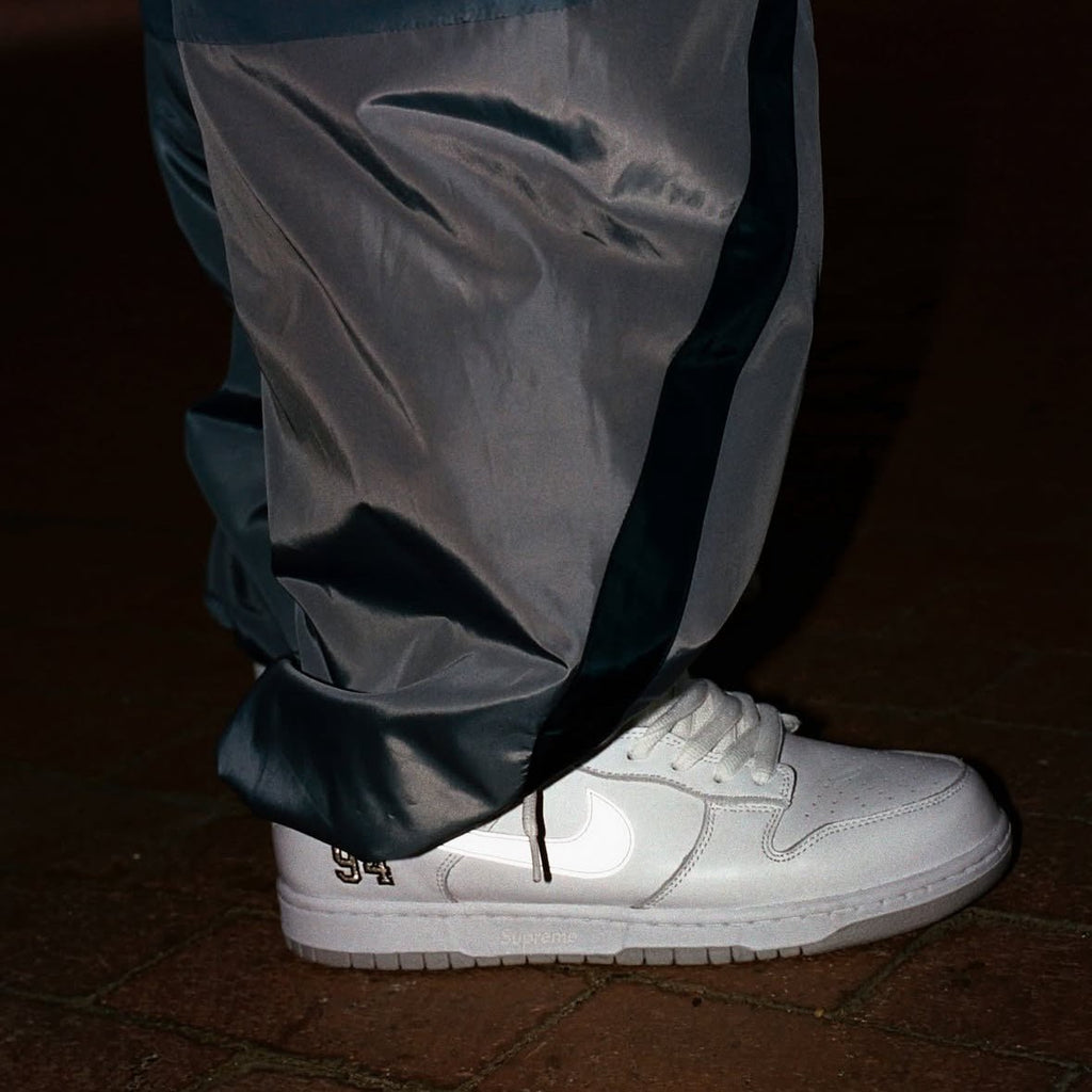 Nike SB Dunk Low Supreme 94 White Metallic Silver  – sneaker autêntico da CollectKicks