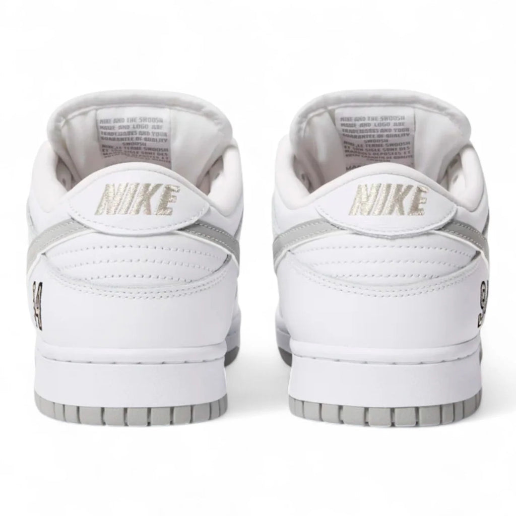 Nike SB Dunk Low Supreme 94 White Metallic Silver  – sneaker autêntico da CollectKicks