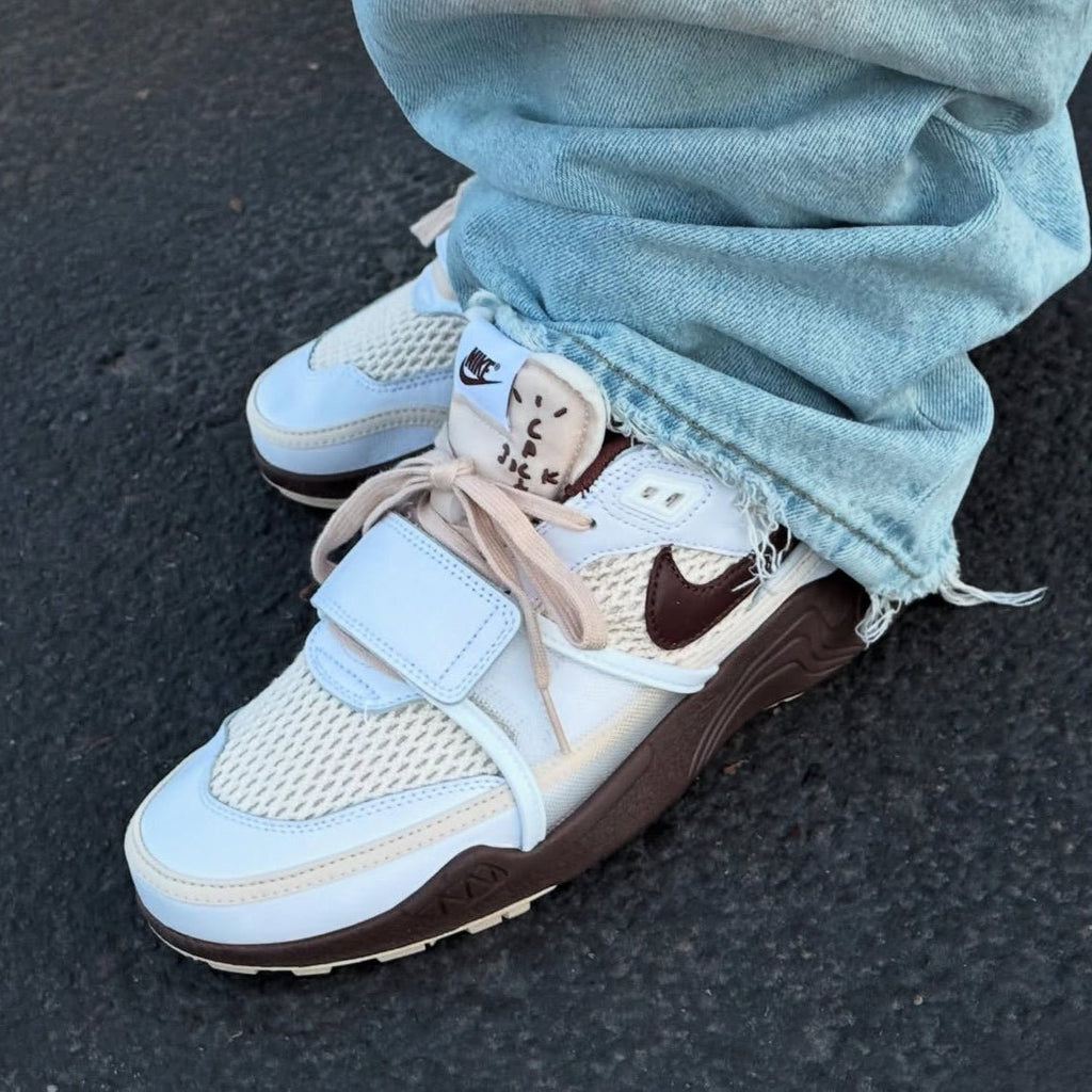 Nike Zoom Field Jaxx Travis Scott Light Chocolate  – sneaker autêntico da CollectKicks