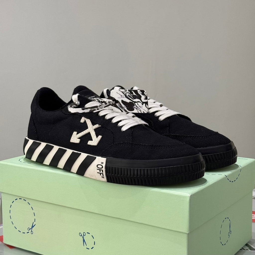 OFF - WHITE Vulc Low Black White Arrow (42) - Usado - 