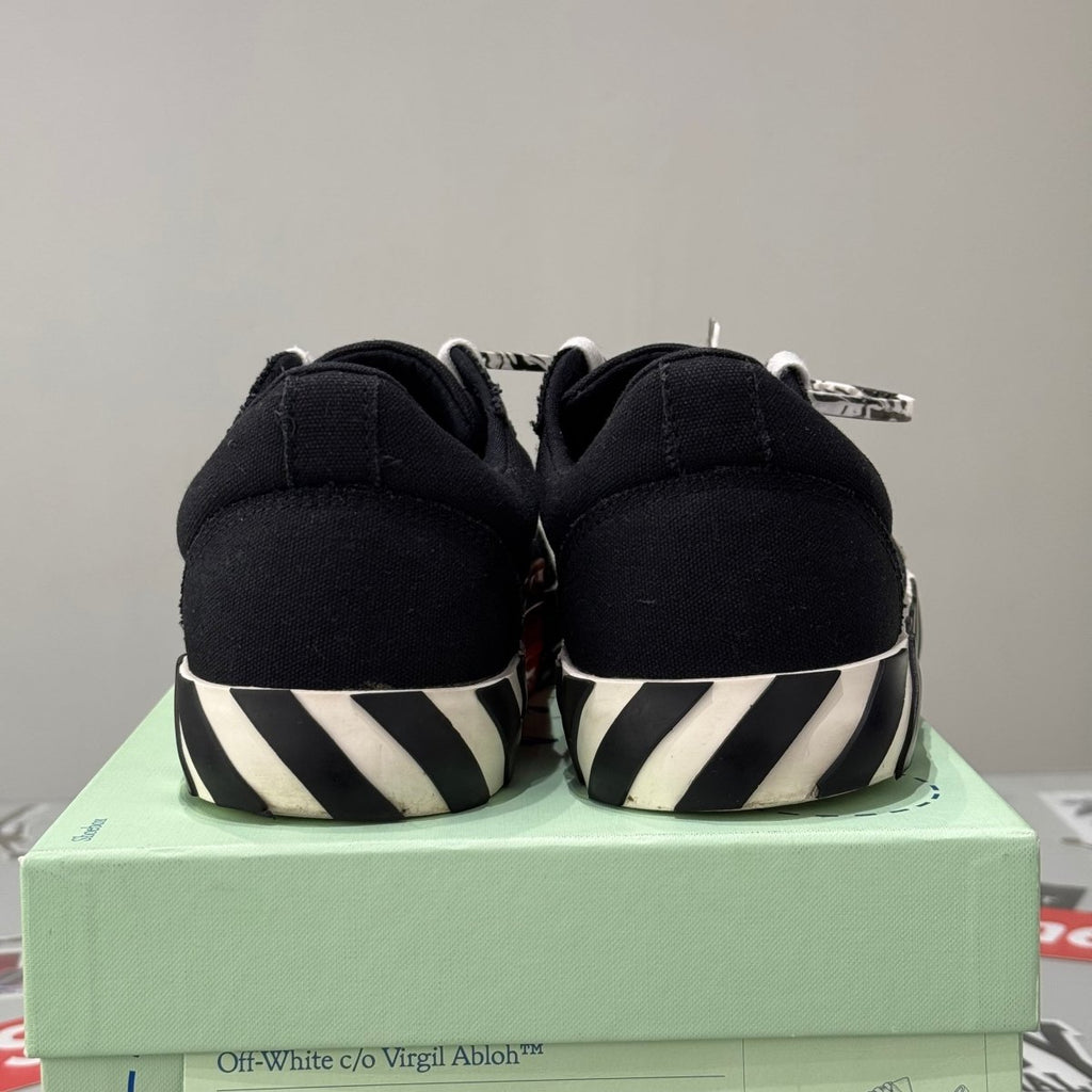 OFF - WHITE Vulc Low Black White Arrow (42) - Usado - 