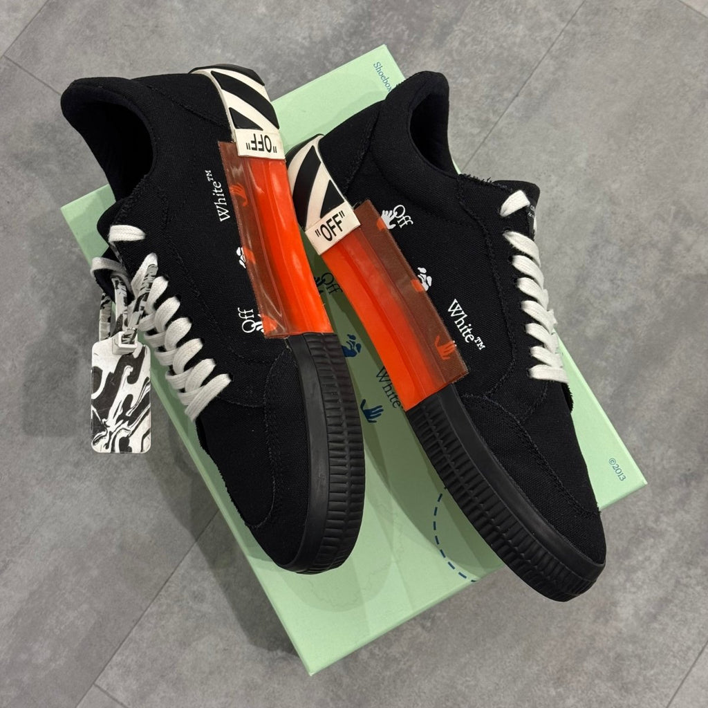 OFF - WHITE Vulc Low Black White Arrow (42) - Usado - 