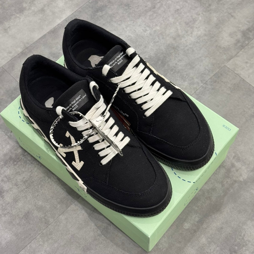 OFF - WHITE Vulc Low Black White Arrow (42) - Usado - 