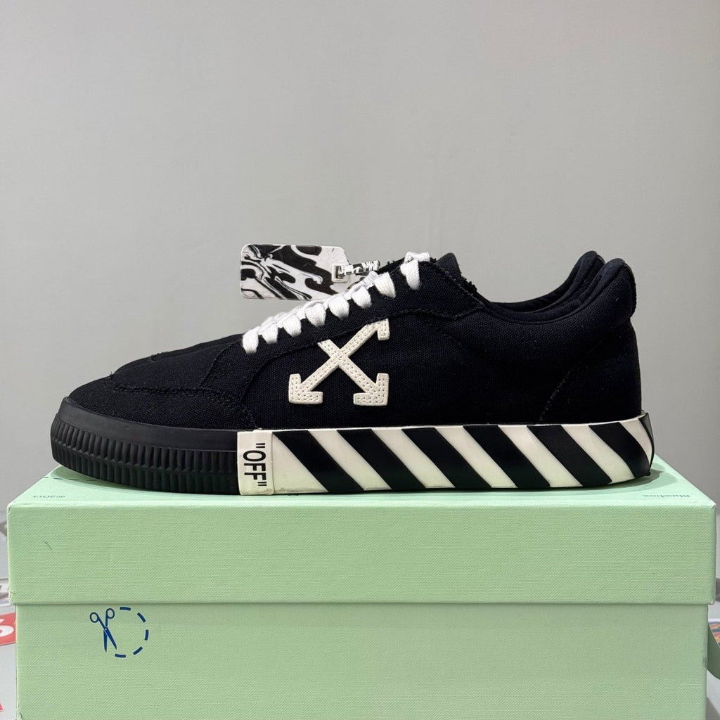 OFF - WHITE Vulc Low Black White Arrow (42) - Usado - 