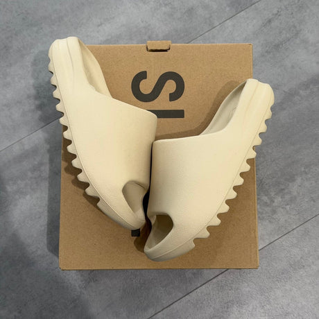 Yeezy Slide 'Bone' (37) - NOVO  – sneaker autêntico da CollectKicks